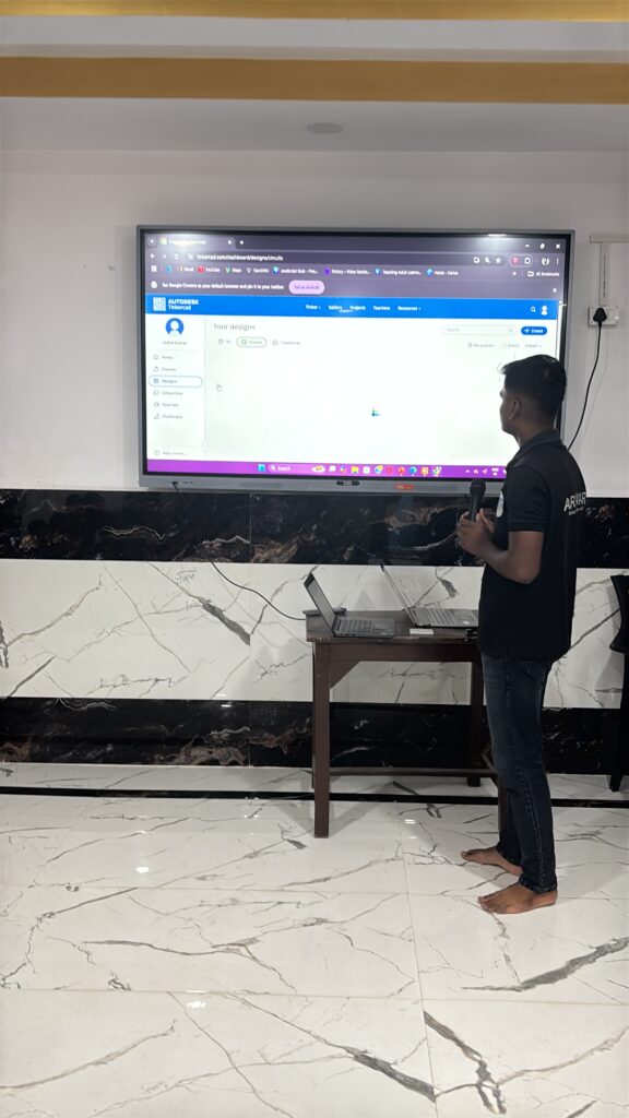 A Kod2Kids trainer takes the class through a project